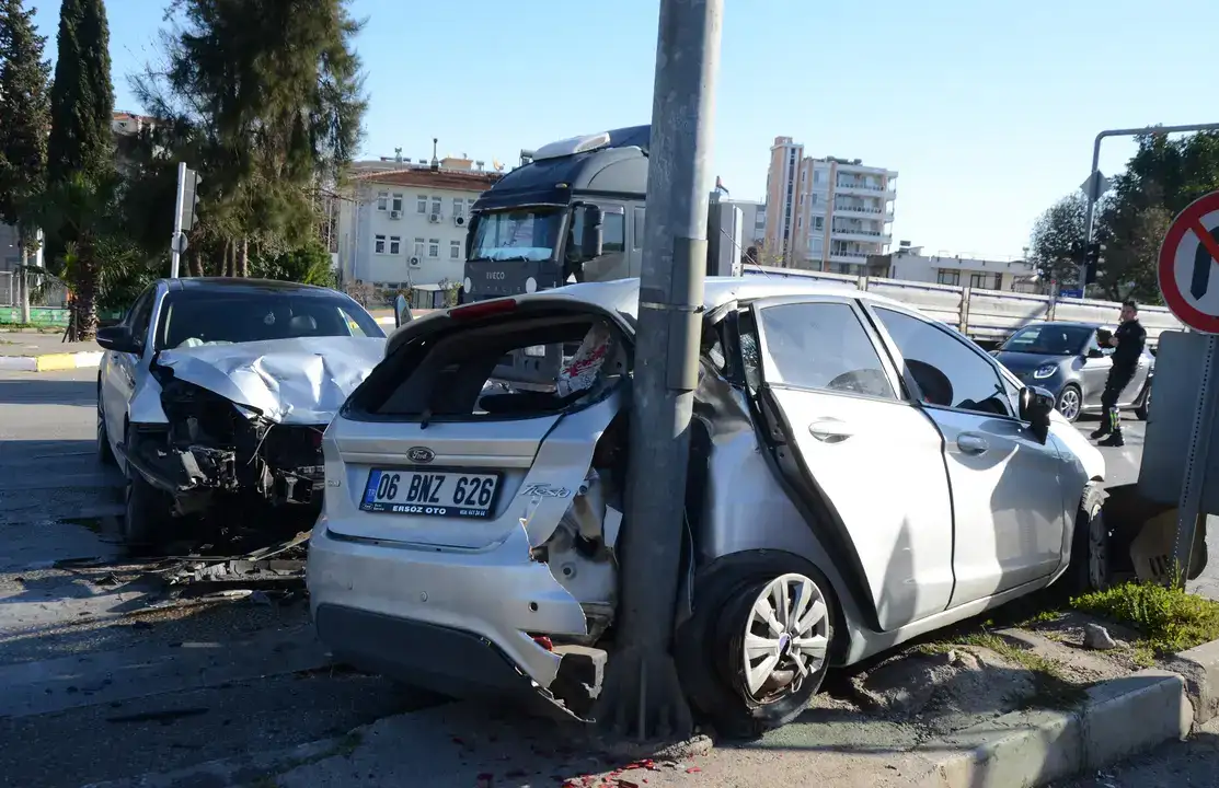 Gedik Kavşağı’nda Şiddetli Çarpışma: Eşi Teselliye Geldi 2